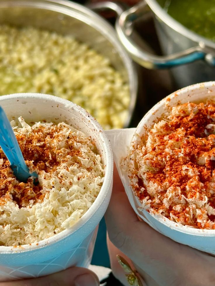 Esquites en vaso con queso rallado y chile