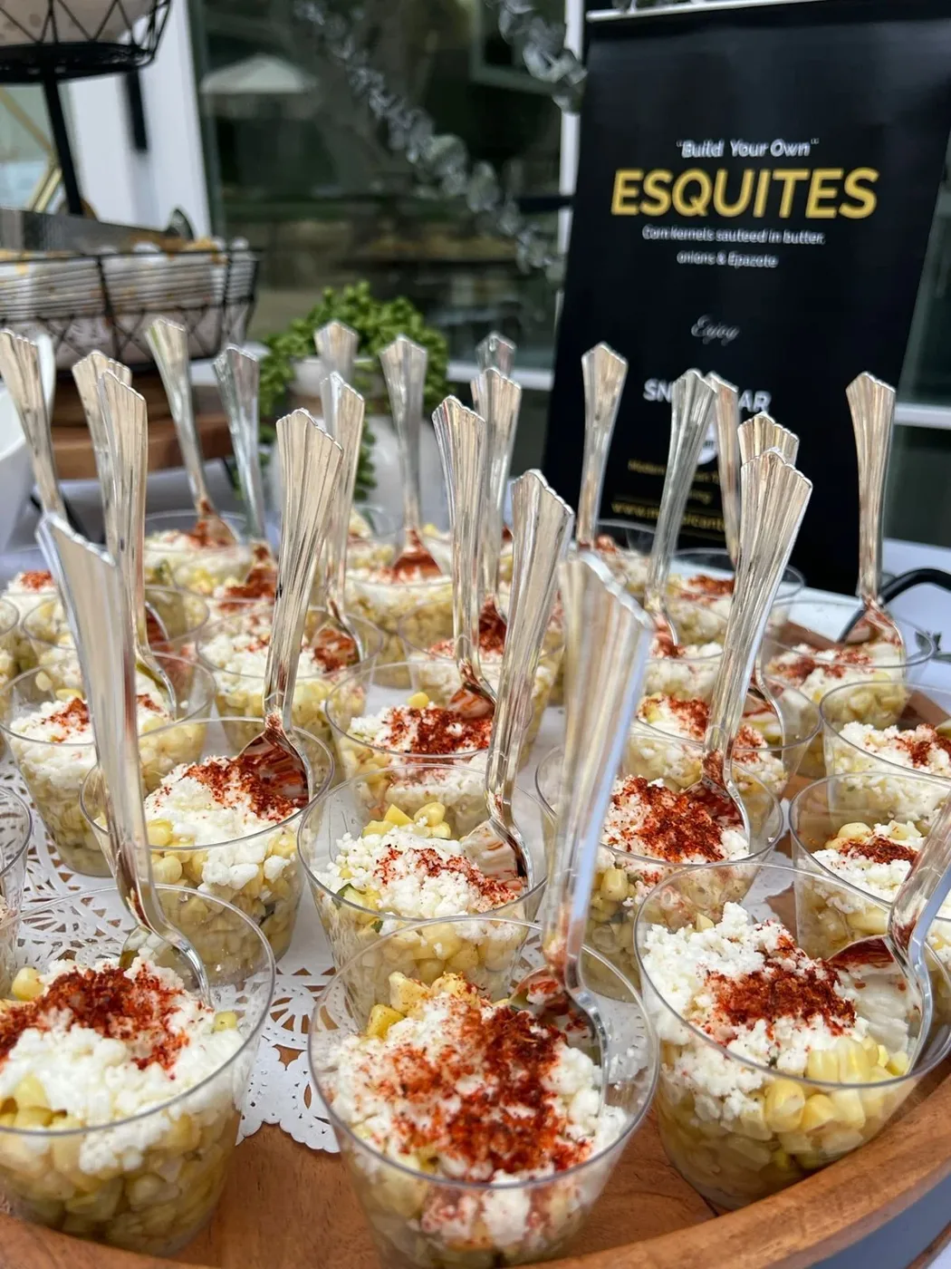 Vasos de esquites para eventos con queso y chile