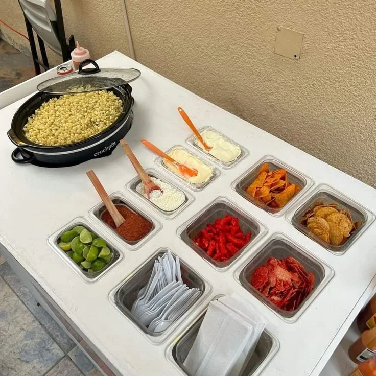 Barra blanca de esquites con maíz caliente y complementos