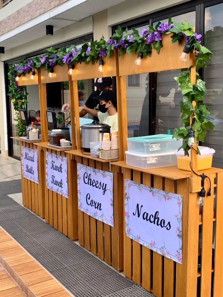 Barra de antojitos con esquites y decoración de flores